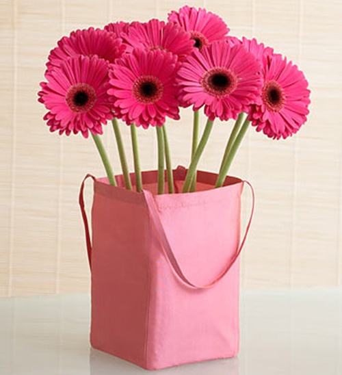 Đặt những bông hoa dạ yến thảo vào túi giấy xinh xắn để bàn